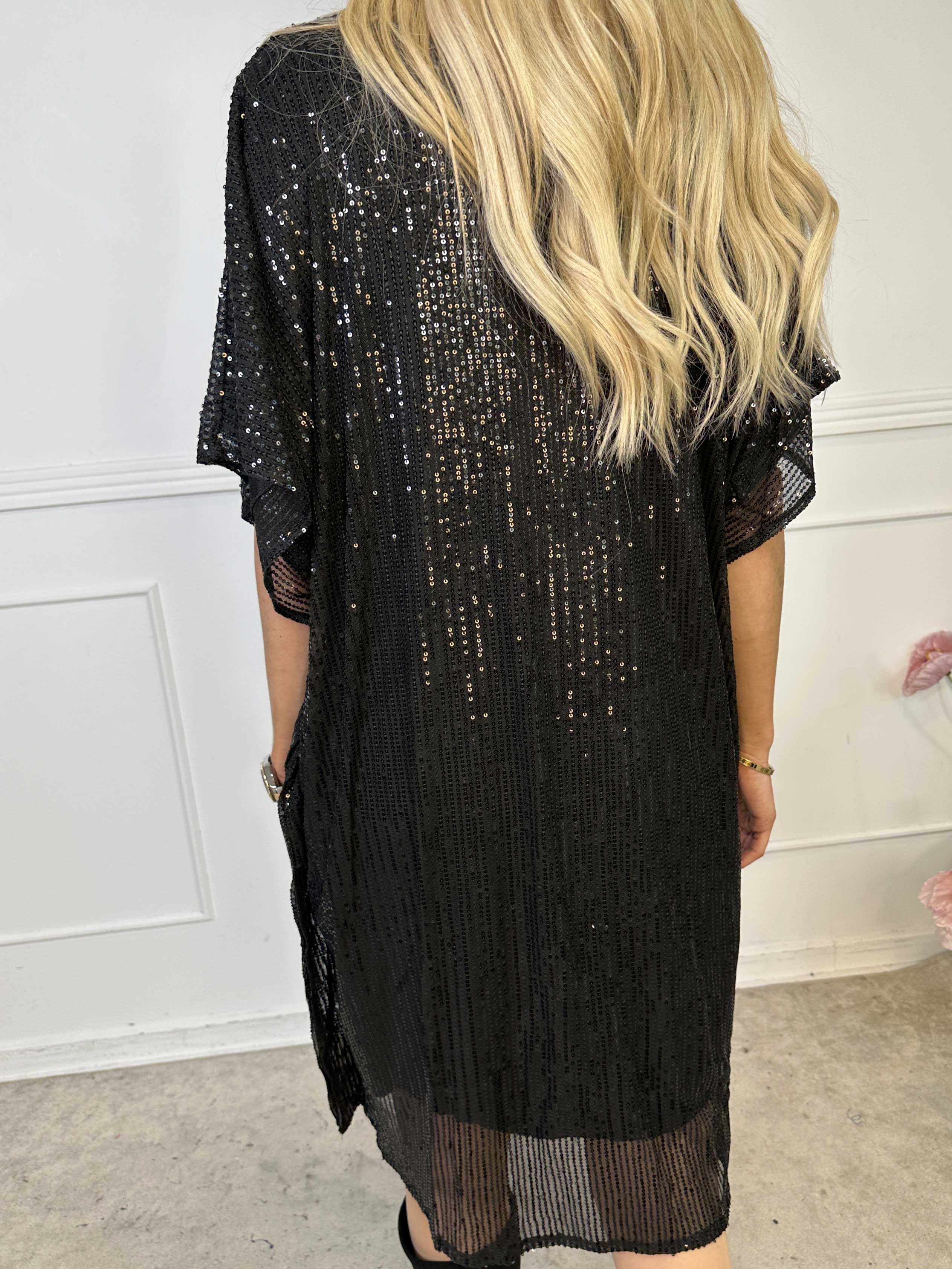 Norian - Festlig tunikakjole med pailletter og v-udskæring